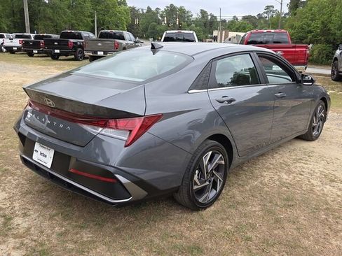 Used 2025 Hyundai Elantra SEL FWD image 13