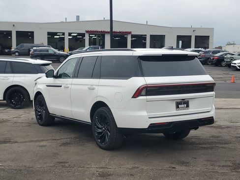 New 2026 Lincoln Navigator Reserve w/ Jet Appearance Package AWD/4WD image 3