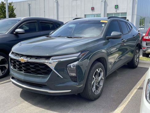 Used 2025 Chevrolet Trax LT w/ Driver Confidence Package FWD image 2