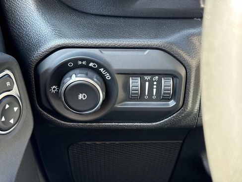 Used 2022 Jeep Wrangler Unlimited Sahara AWD/4WD image 13
