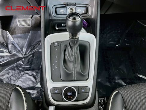 Used 2023 Hyundai Venue Limited FWD image 22