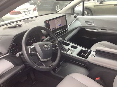 Used 2025 Toyota Sienna XLE FWD image 2
