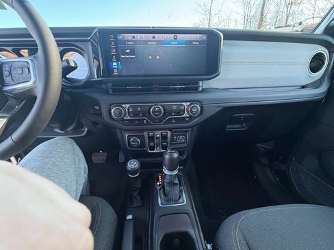 Used 2025 Jeep Wrangler Unlimited Sahara image 10