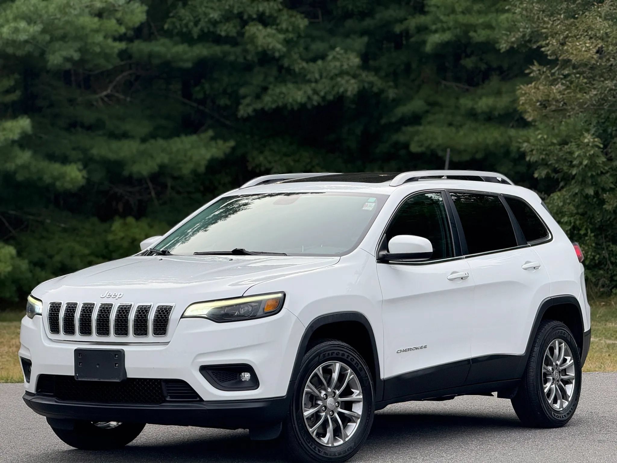 Used 2019 Jeep Cherokee Latitude Plus w/ Comfort/Convenience Group AWD/4WD image 1