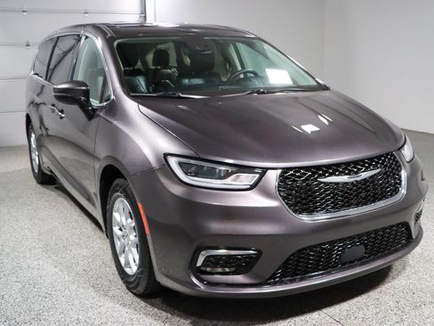 Used 2023 Chrysler Pacifica Touring-L FWD image 5