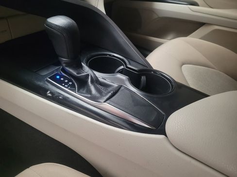 Used 2018 Toyota Camry LE image 26