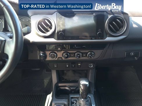 Used 2017 Toyota Tacoma TRD Sport AWD/4WD image 19
