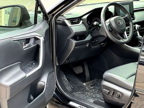 Used 2022 Toyota RAV4 XLE Premium image 11