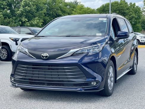 Used 2026 Toyota Sienna XLE FWD image 13