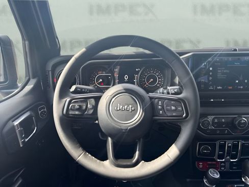 Used 2025 Jeep Wrangler Unlimited Rubicon w/ Convenience Group AWD/4WD image 10