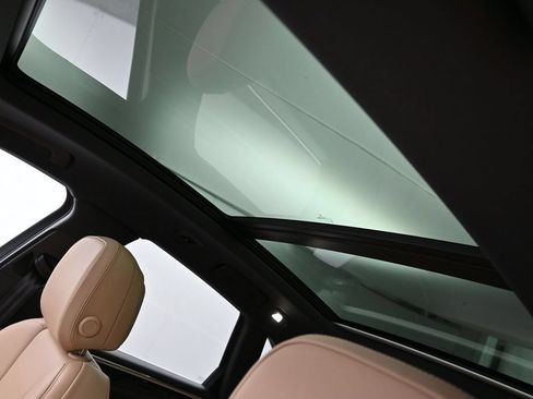 Certified 2025 Porsche Macan AWD/4WD image 10
