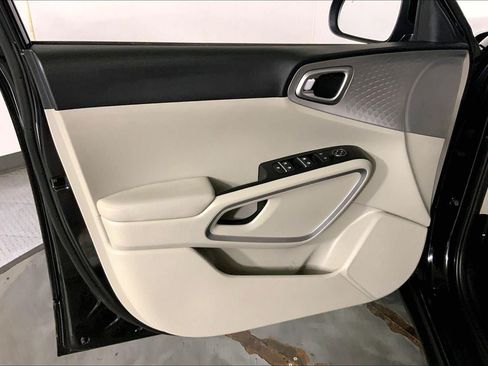Used 2025 Kia Soul LX w/ LX Technology Package FWD image 24