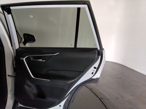 Used 2020 Toyota RAV4 XLE image 32