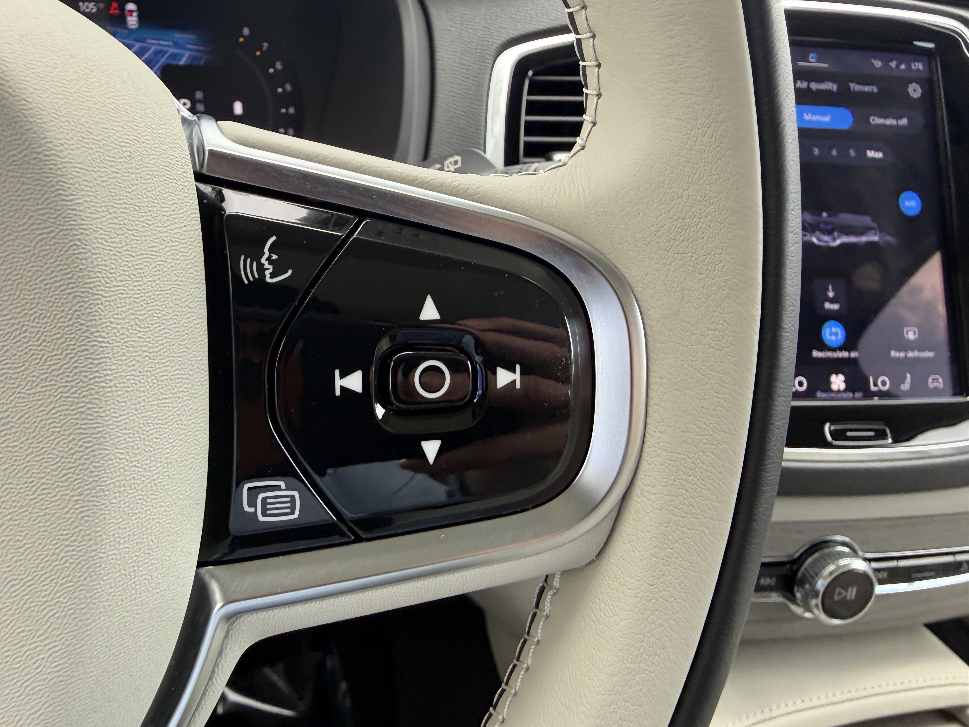 Certified 2025 Volvo XC90 B5 Plus w/ Protection Package Premier AWD/4WD image 29