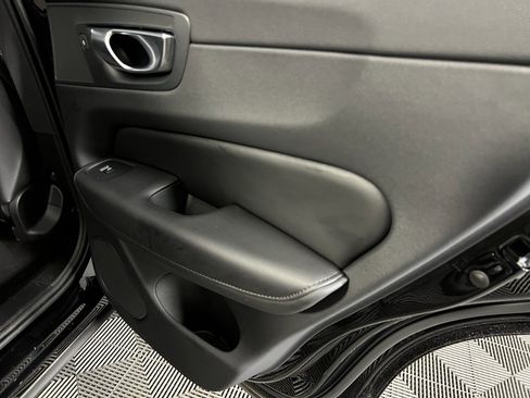 Used 2025 Volvo XC60 B5 Plus image 32