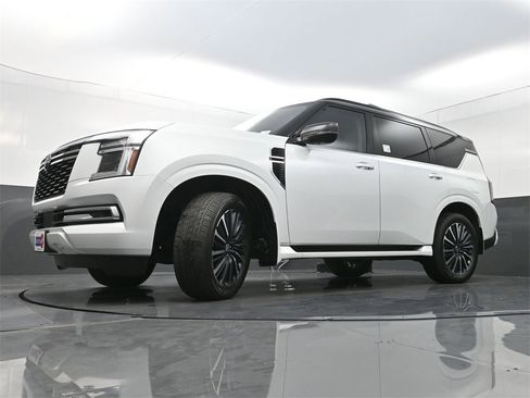 Used 2025 Nissan Armada Platinum Reserve image 34