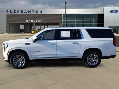 Used 2025 GMC Yukon XL Denali image 2