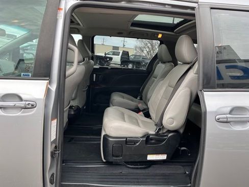 Used 2017 Toyota Sienna Limited image 36