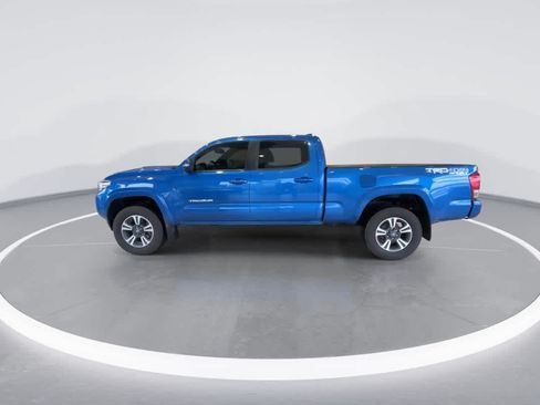 Used 2017 Toyota Tacoma TRD Sport AWD/4WD image 5