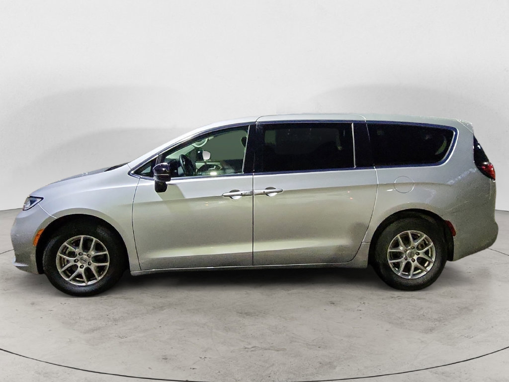 Used 2024 Chrysler Pacifica Touring-L FWD image 2