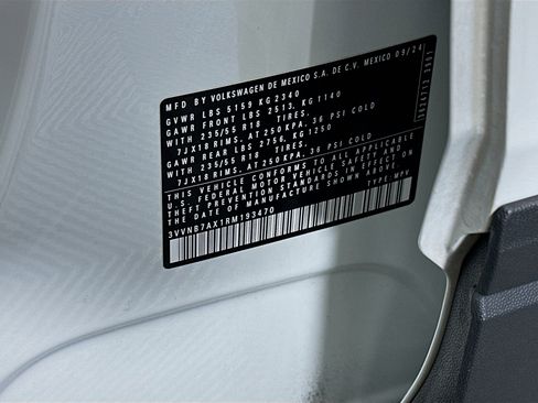 Used 2024 Volkswagen Tiguan SE image 12