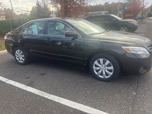 Used 2011 Toyota Camry LE image 10