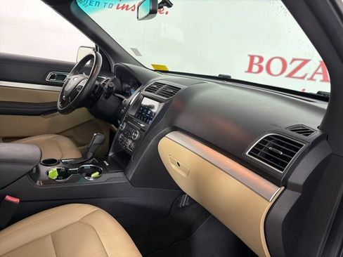 Used 2017 Ford Explorer XLT w/ Equipment Group 202A FWD image 17
