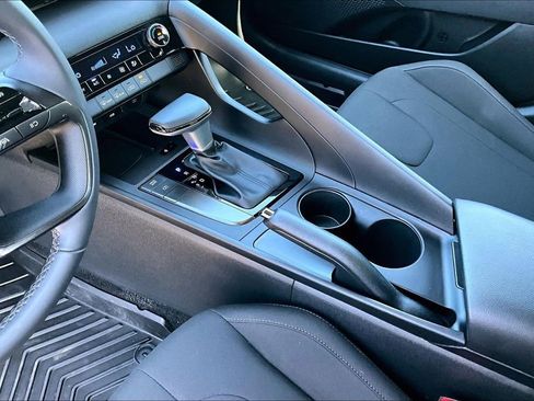 Used 2025 Hyundai Elantra Sport image 15