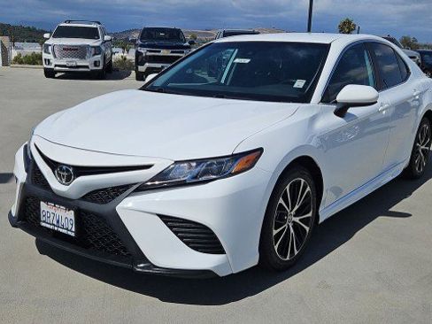 Used 2020 Toyota Camry SE FWD image 1