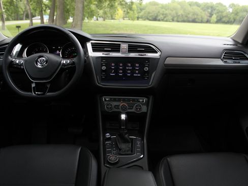 Used 2019 Volkswagen Tiguan SE w/ Panoramic Sunroof Package AWD/4WD image 10