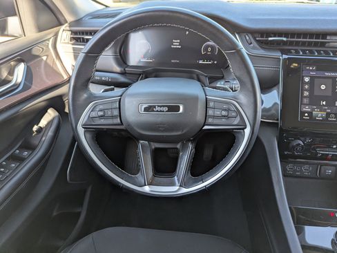 Used 2022 Jeep Grand Cherokee Laredo w/ Luxury Tech Group I image 20