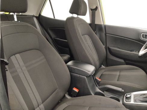 Used 2023 Hyundai Venue SEL FWD image 21