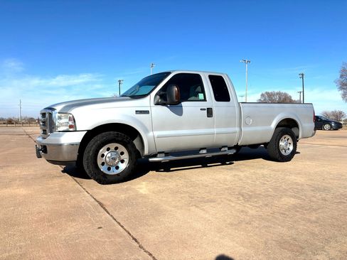 Used 2006 Ford F250 Lariat image 2