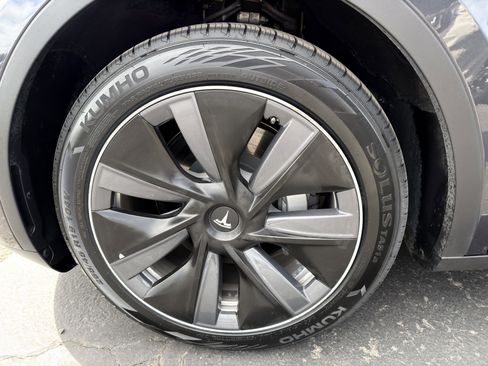 Used 2024 Tesla Model Y Long Range AWD/4WD image 29