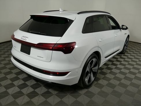 Used 2023 Audi e-tron Premium Plus image 3