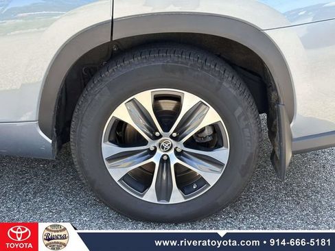 Used 2023 Toyota Highlander XLE AWD/4WD image 11