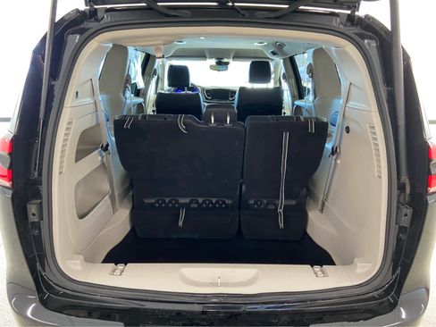Used 2024 Chrysler Pacifica Touring-L FWD image 9
