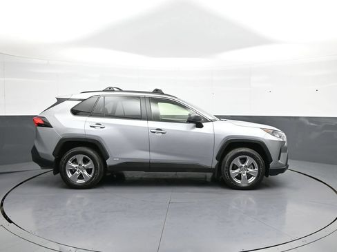 Used 2022 Toyota RAV4 LE AWD/4WD image 5