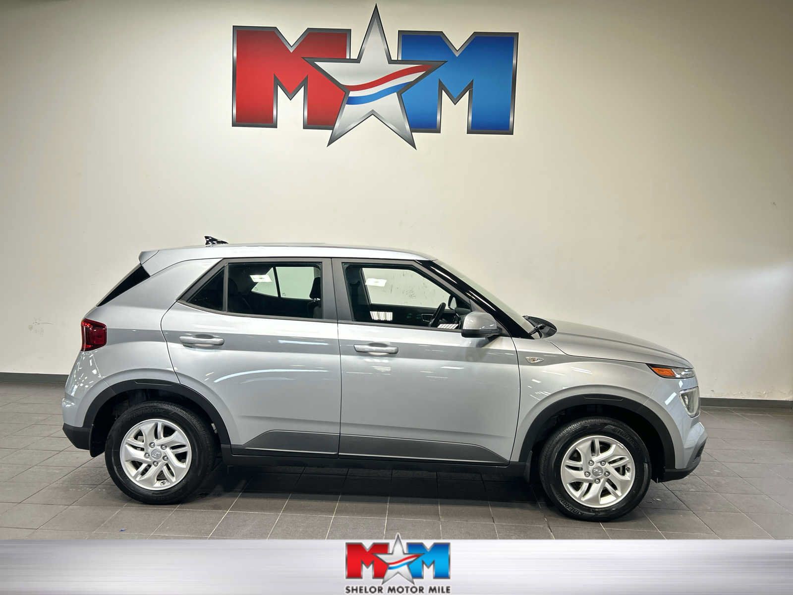 Used 2022 Hyundai Venue SE FWD image 1