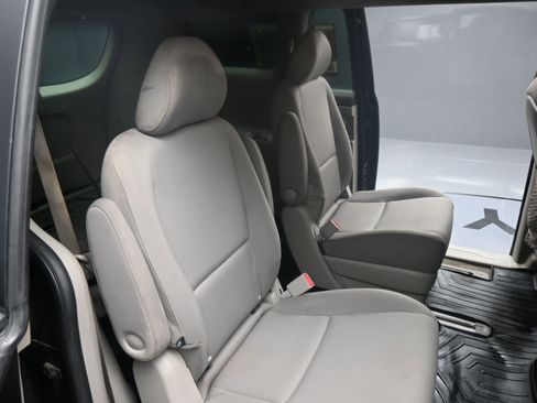 Used 2015 Kia Sedona L image 18