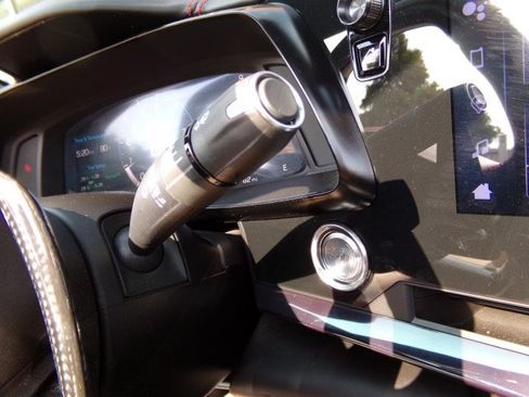 Used 2024 Chevrolet Corvette Z06 RWD image 16