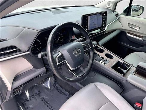 Used 2024 Toyota Sienna XLE w/ XLE Plus Package FWD image 14