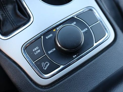 Used 2018 Jeep Grand Cherokee Limited AWD/4WD image 26