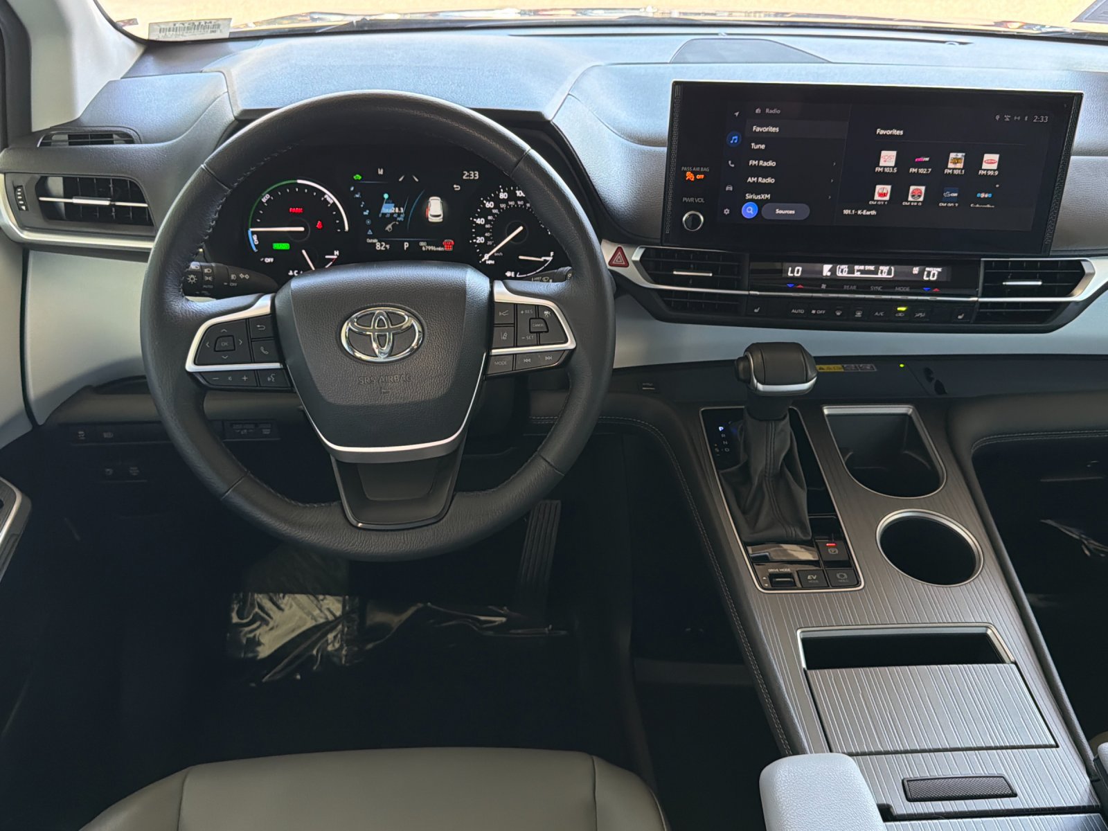 Used 2025 Toyota Sienna XLE FWD image 13