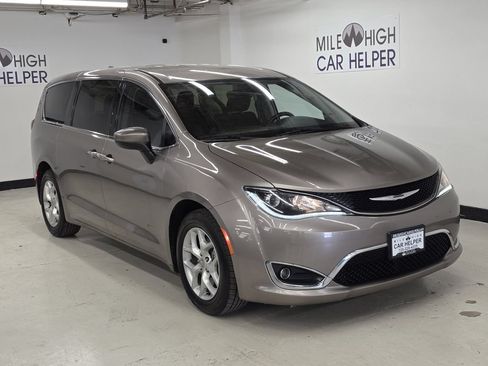 Used 2017 Chrysler Pacifica Touring Plus w/ Tire & Wheel Group FWD image 4