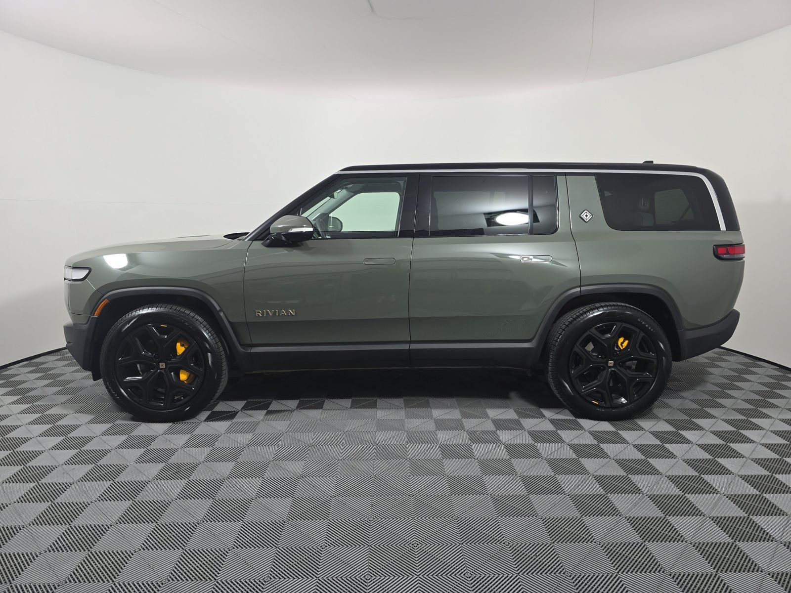 Used 2023 Rivian R1S Launch Edition Quad AWD/4WD image 2