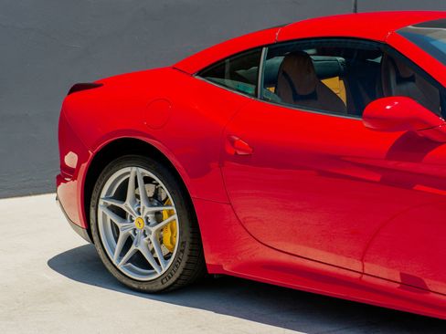 Used 2016 Ferrari California T RWD image 26