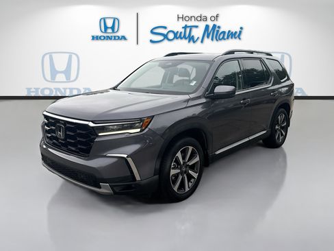 Certified 2025 Honda Pilot Touring image 3
