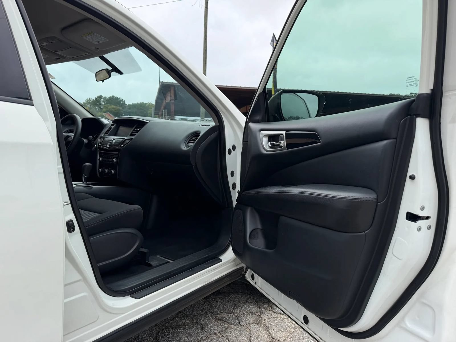 Used 2020 Nissan Pathfinder S FWD image 25
