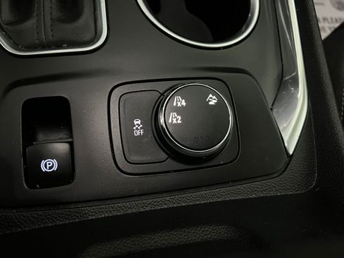 Used 2020 Chevrolet Traverse LT image 15